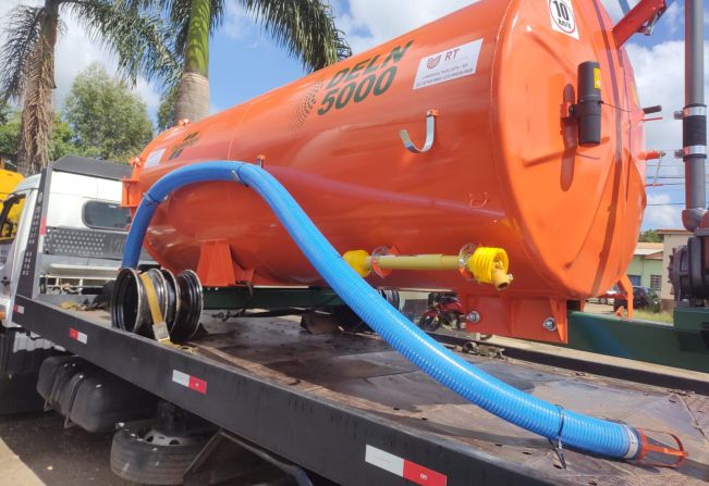 Nossa equipe do almoxarifado recebeu um Distribuidor de esterco a vácuo, ou “Chorumeira”