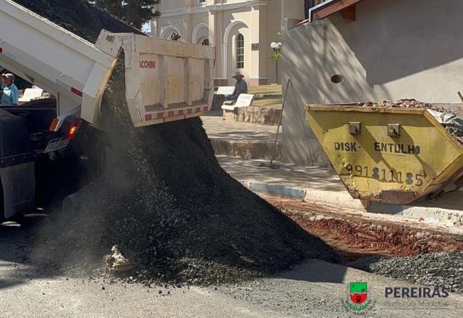 Preparação da base para o recapeamento asfáltico na Rua Coronel José Bonin