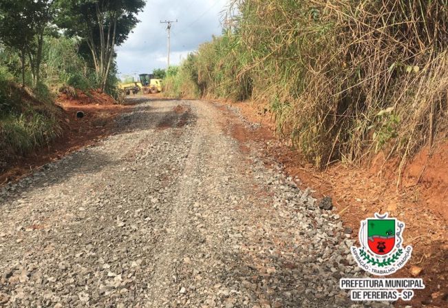  Limpeza, pedregulhamento e manutenção das estradas rurais do bairro Jacaré