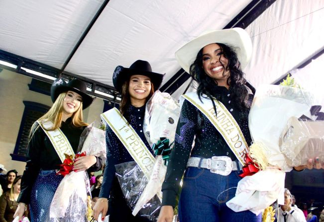 É OFICIAL! Nossa Rainha e princesas foram coroadas.