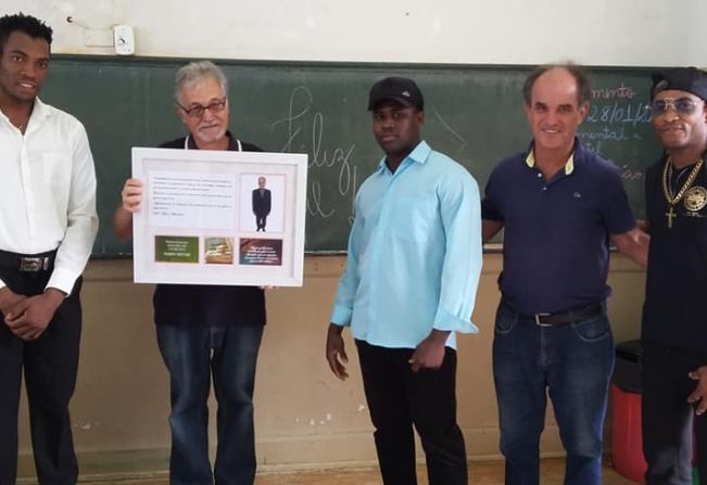PROFESSOR MARMO É HOMENAGEADO PELOS ALUNOS HAITIANOS.